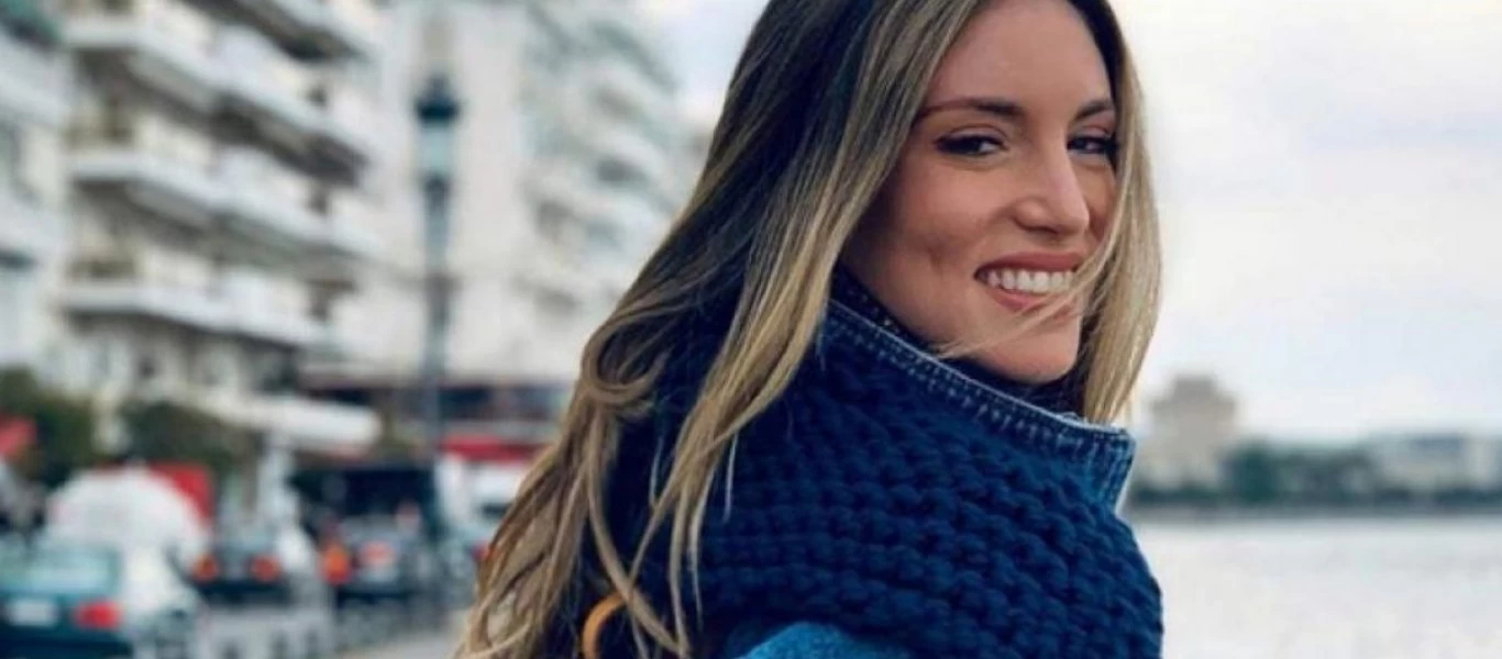 H Αθηνά Οικονομάκου δίνει το πιο καυτό φιλί στον άντρα της και ο ανδρικός πληθυσμός «σκάει» από τη ζήλια του (φωτο)